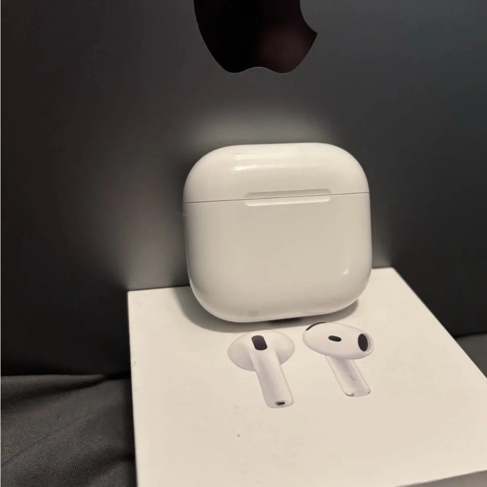 Apple White Wireless Earbuds with Charging Case